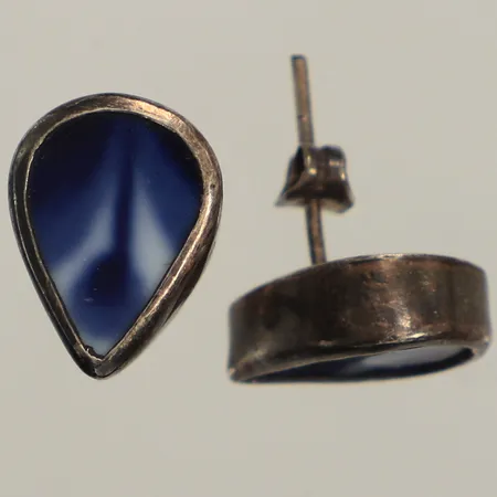 Ett par örhängen med porslinsdekor, längd ca 14mm, bredd ca 10mm, något böjda stift, 925/1000 silver Vikt: 3,9 g