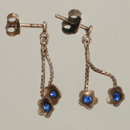 Ett par örhängen med blå stenar, längd 22mm, bredd ca 2-6mm, omaka snurrebussar, silver  Vikt: 1,1 g