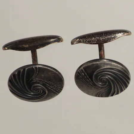 Ett par manschettknappar med dekor i relief, Ø 18mm,  Sporrong år 1974, silver Vikt: 16,2 g