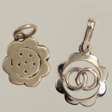 Två hängen, längd inkl ögla ca 12-16mm, Ø9-10mm, 925/1000 silver  Vikt: 1,4 g