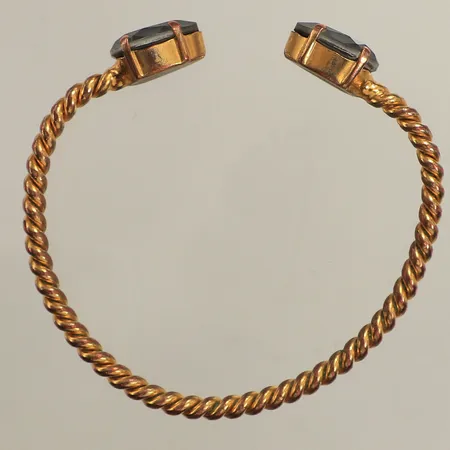 Armband, Caroline Svedbom, innermått ca58mm, bredd ca 4-10mm, grå stenar, sliten, något skev, förgylld gulmetall