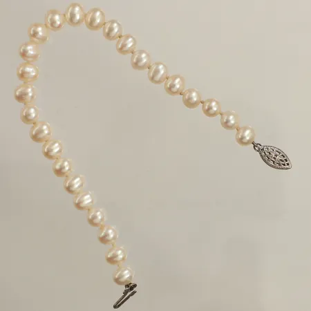 Armband med odlade pärlor, längd 18cm, Ø ca 7mm, silver lås, Guldfynd Vikt: 10,6 g