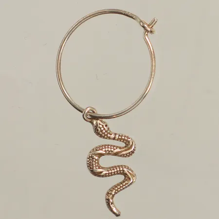 Udda örhänge med orm, längd ca 35mm, bredd ca 17mm, 925/1000 silver Vikt: 0,9 g