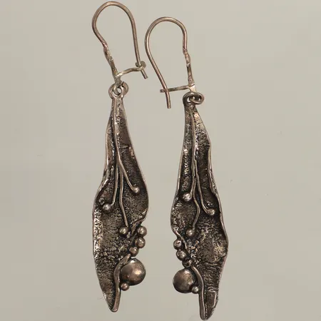 Ett par örhängen med organisk dekor i relief, längd ca 45mm, bredd ca 5mm, 925/1000 silver Vikt: 4,3 g