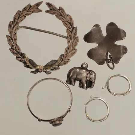 Örhängen, brosch, hängen, ring, defekt, skadat, silver Vikt: 8,1 g
