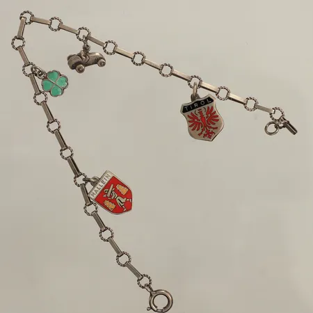 Armband med fyra berlocker, längd 19cm, bredd ca 1-20mm, emaljdekor, silver  Vikt: 5,6 g