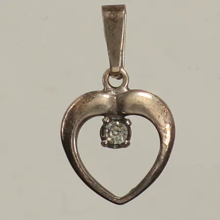 Hänge med vit sten, längd inkl ögla ca 20mm, bredd 12mm, silver  Vikt: 1 g