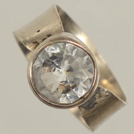 Ring med vit sten, möjligen syntetisk spinell, stl 18, bredd ca 10-11mm, tydliga lödningar, Alton Guldvaru Ab ca år 1975, 925/1000 sterling Vikt: 3,7 g