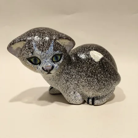 Figurin "Katt", formgivare Thomas Hellström för Nittsjö, höjd ca 14cm, nr: 6097, märkt.  Skickas med postpaket.