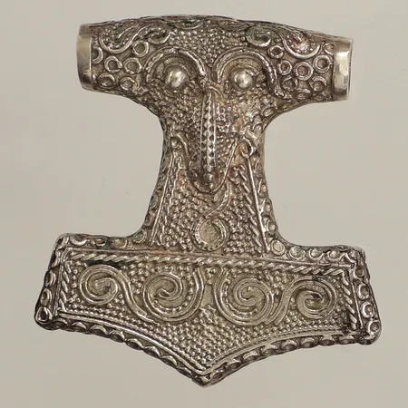 Hänge Tors hammare, längd ca 40mm, bredd ca 38mm, 925/1000 silver Vikt: 33,7 g