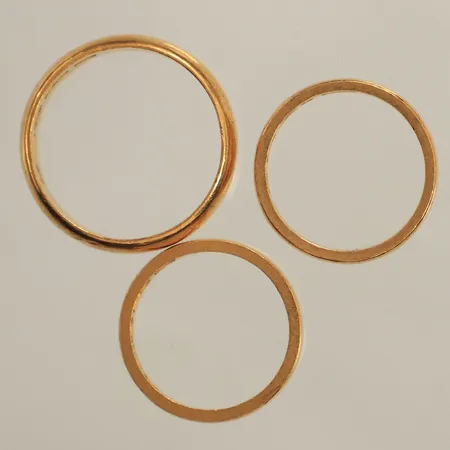 Tre ringar, stl ca 17½ + 20¾, bredd 4-6mm, repiga, gravyr, 23K Vikt: 21,3 g