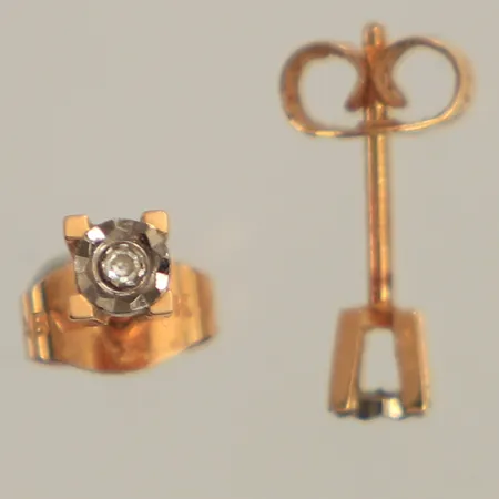 Ett par örhängen med diamanter 2 x ca 0,01ct, ca 3x3,2mm, GFAB, 18K Vikt: 1 g