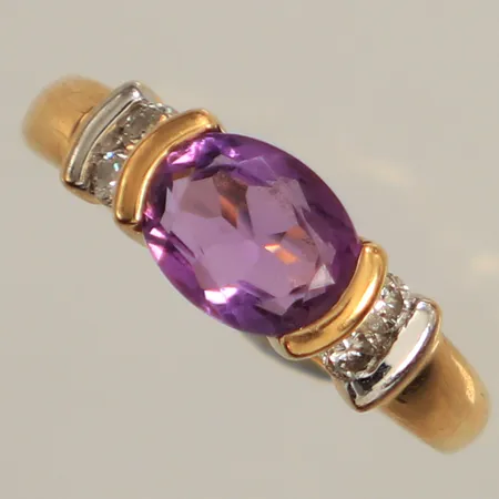 Ring med lila sten samt diamanter ca 4x 0,03ct, stl 18, bredd ca 5,9mm, 18K Vikt: 2,6 g