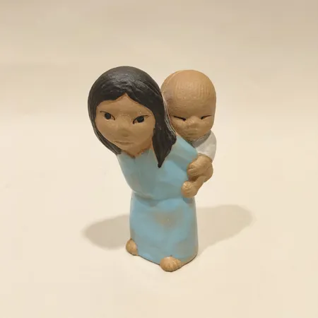 Figurin Öst, ur serien All världens barn, Lisa Larson för Gustavsberg, höjd ca 13cm, skadad glasyr, stämpelmärkt, stengods. 