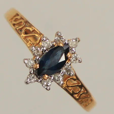 Ring med safir samt diamanter ca  10x 0,01ct, stl 16¾, bredd ca 10mm, 18K Vikt: 2,1 g