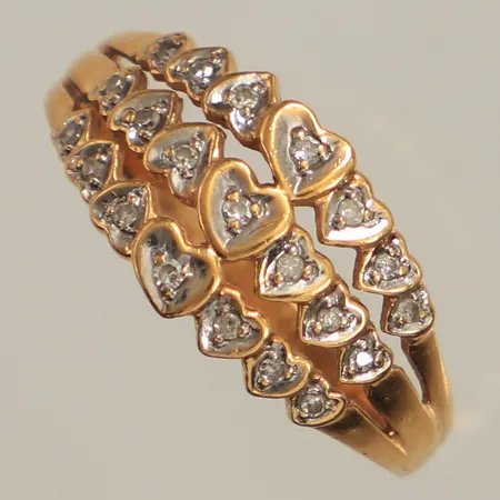 Ring, hjärtdekor med diamanter ca 21x 0,005ct, stl 18, bredd ca 9mm, 18K Vikt: 2,3 g