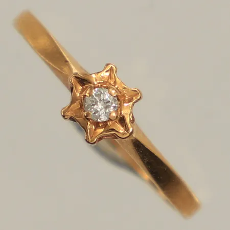 Ring med diamant ca 0,04ct, stl 16¼, bredd ca 5mm, Guldfynd, bucklig skena, 18K Vikt: 1,2 g