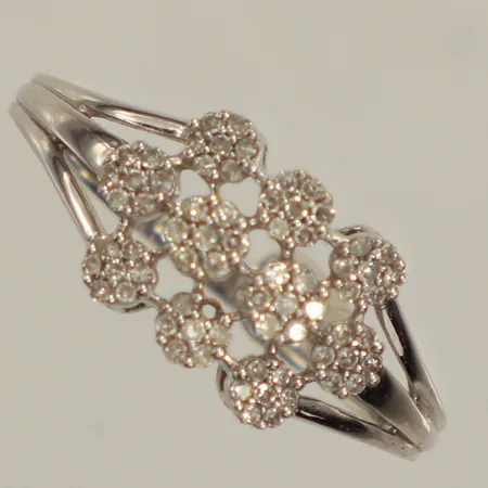 Ring med diamanter ca 69x 0,0025ct, sten saknas, vitguld, stl 16¼, bredd ca 8,7mm, 18K Vikt: 3 g