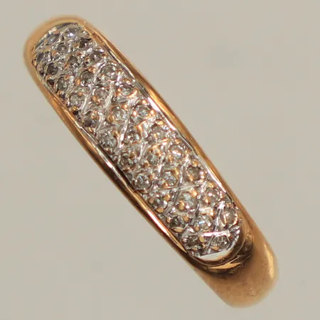 Ring med diamanter ca 33x 0,0025ct, stl 17½, bredd ca 5,2mm, 18K Vikt: 2 g