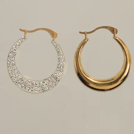 Ett par örhängen med vita stenar, Ø ca 18mm, bredd ca 2mm, Guldfynd, 18K Vikt: 1 g