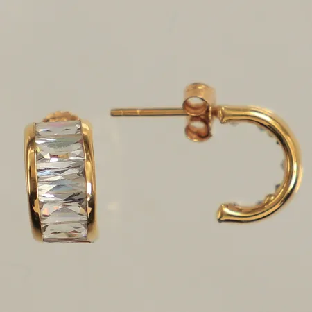 Ett par örhängen med vita stenar, längd ca 10mm, bredd ca 5,5mm, 18K Vikt: 1,7 g