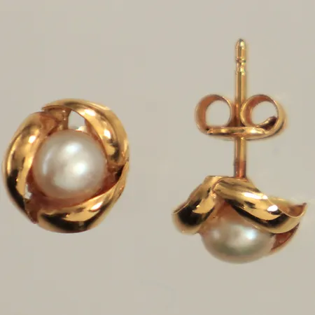 Ett par örhängen med pärlor, Ø ca 8mm,  18K Vikt: 1 g