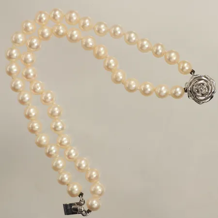 Pärlarmband med odlade pärlor, ca 16,5cm, bredd ca 12,6mm, ostämplat, silverlås Vikt: 0 g