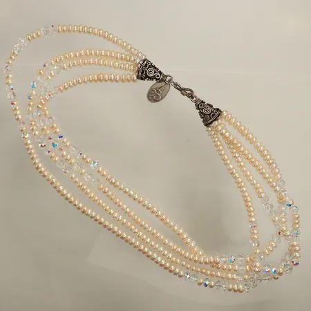 Pärlcollier 4-radigt ca 41cm, ostämplat, bredd ca 21mm, ostämplat, silverlås Vikt: 0 g