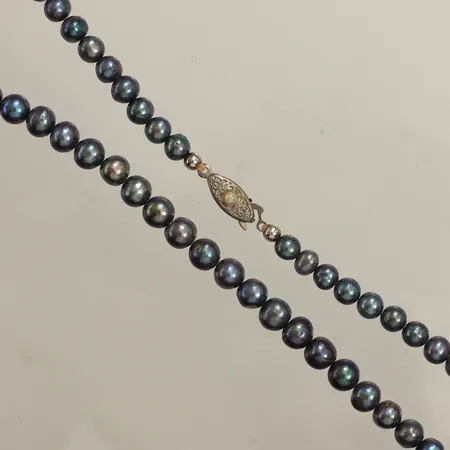 Collier doserat med odlade pärlor ca 42cm, bredd ca 5,7-6,5mm, lås i metall Vikt: 0 g