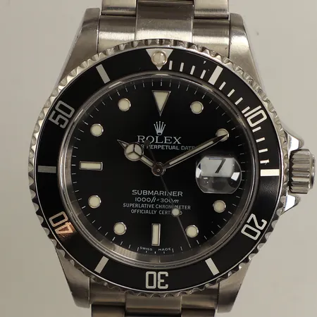  Rolex Submariner Date, stål, Ø40mm, automatisk, datum, referensnr: 16610, serienr: D687410, cal. 3135, verknr:1006413, boettnr: 2160, oysterlänk, stållänk, viklås, nr: D02 93250, repig, litet nagg på glasring, chronometercertifikat, servicekvitto från Rob Engström daterad 2017-09-12, kalenderkort, tre reklamböcker, box, skadad ytterkartong.