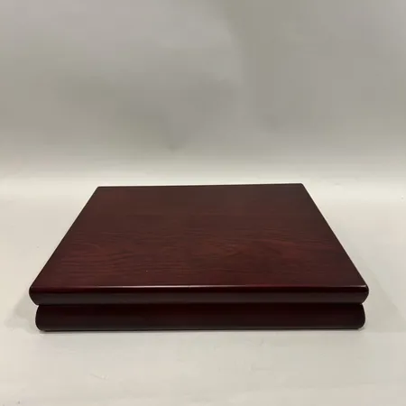 Träschatull med plats för 12st samlarmynt, mått ca 24x28x5cm, repor,  Skickas med paket.