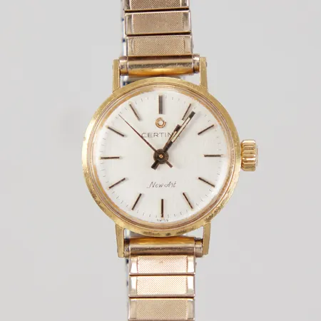 Damur Certina New Art, Ø22mm, manuell, gravyr, 18K, flexarmband förgyllt. Bruttovikt inklusive länk: 28,1g