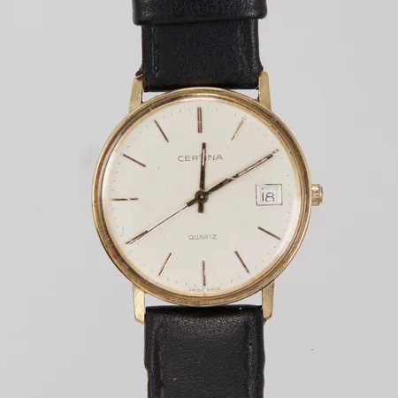 Herrur Certina Ø 33mm, quartz, datum, referensnummer 115.9199.65, läderband slitet ej original, behov av batteribyte, gravyr, repigt glas. Bruttovikt inklusive band: 26,9g