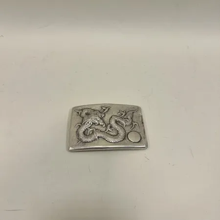 Fodral med lock, dekor i relief av drake, 7,5x11x0,5cm, stämplad 90 SILVER, silver Vikt: 107,4 g