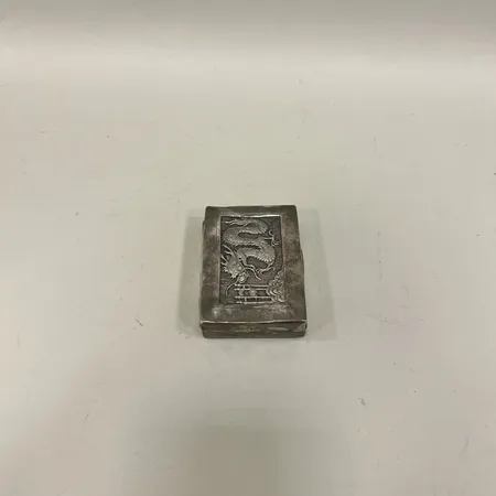 Ask med lock, dekor i relief av drake, 6,5 x 9,5 x 2cm, kinesisk stämpel, inristat personnummer i botten, skador, bucklor, silver Vikt: 98,5 g