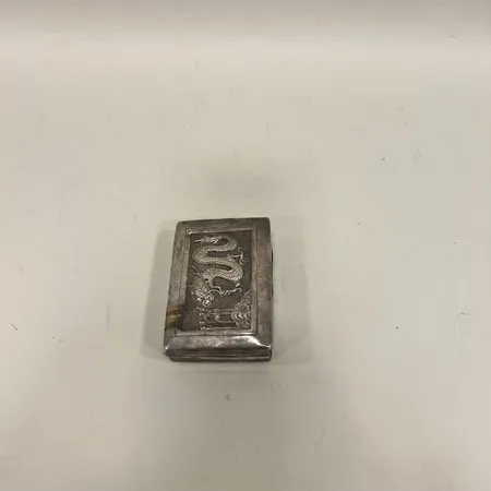 Ask med lock, dekor i relief av drake, 6,5 x 9,5 x 2cm, kinesisk stämpel, inristat personnummer i botten, skador, bucklor, silver Vikt: 102,5 g