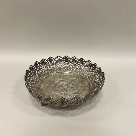 Skål på fötter, höjd ca 8cm, drakmotiv, Kina, smärre bruksslitage, silver Vikt: 514,1 g