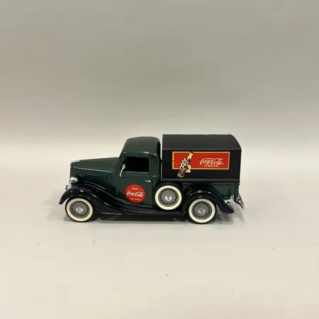 Modellbil, Solido, Coca-cola Ford Bache V8 Pickup, längd ca 22cm, bredd 9cm, höjd 10cm, inga tillbehör, små slitage, rökdoft Skickas med paket.
