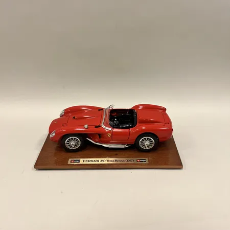 Modellbil, Ferrari 250 Testa Rossa 1957, Bburago, träsockel, mått sockel ca 27x15cm, höjd 8cm, små slitage, rökdoft Skickas med paket.