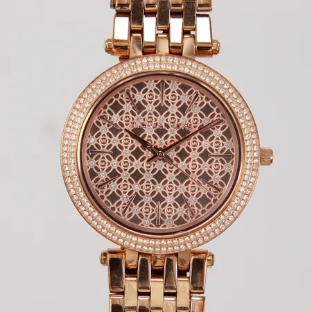 Damur Michael Kors, Ø ca 39mm, referensnummer MK-3399, roséfärgat stål, vita stenar på urtavlan samt ringen, innermått ca 15,5cm, extra länkbitar, manual, box