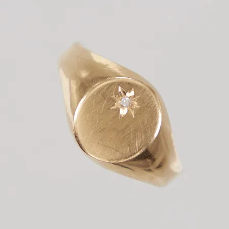Klackring stl 21¼, bredd 2,5-12,5mm, vit sten, bucklor, ostämplad, 18K Vikt: 3,1 g