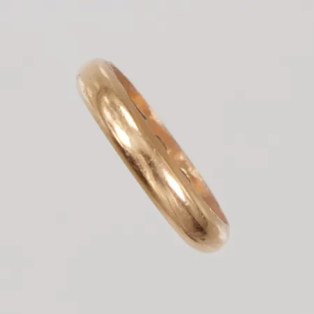 Ring stl 18¾, bredd 4mm, blästrad insida, spår efter borttagen gravyr, 18K Vikt: 4,5 g