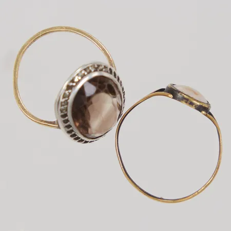 Ring med brun sten, stl 16, bredd 1-20mm, oädel metall runt stenens fattning, markasiter sakas, repig sten, Ring med defekt vit sten, oädel metall i fattningen, 18K. Bruttovikt: 4,2g Vikt: 0 g