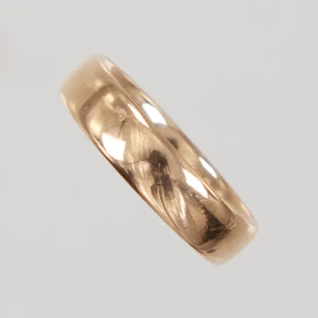 Ring stl 22¼, bredd 5,8mm, gravyr, 18K Vikt: 9,3 g
