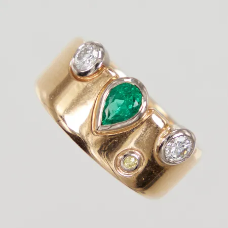 Ring stl 16¾, bredd 6,5-10mm, droppformad grön sten, diamanter 1x ca 0,14ct, 1x ca 0,10ct, 1x ca 0,02ct (gul), vitguldsinfattningar, Salguero Smycken Täby år2006, 18K Vikt: 8,8 g