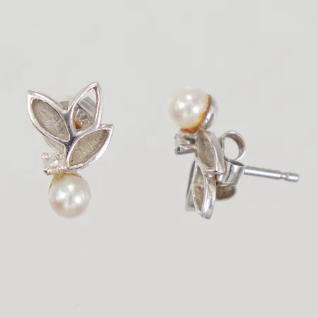 Ett par örhängen, 12mm, odlade pärlor ca Ø3,8mm, diamanter 2x ca 0,01ct, Alton, vitguld, 18K  Vikt: 1,9 g
