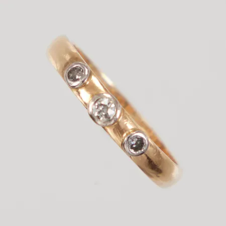 Ring stl 16½, 3st diamanter totalt ca 0,04ct, äldre slipning med nagg, gravyr, 18K Vikt: 2,7 g