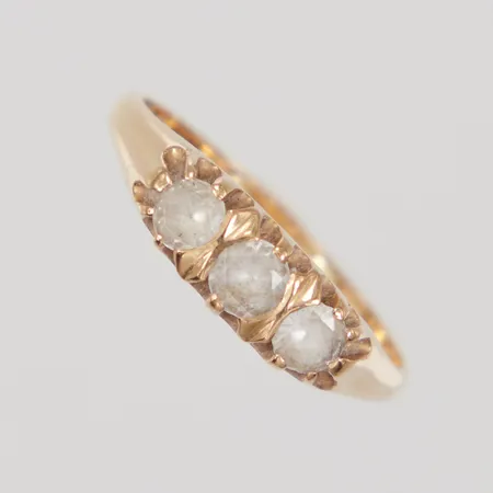 Ring med vita stenar, ca stl 19½, bredd 2,5-5,5mm, nagg, år 1962, Ge-Kå, 18K,  Vikt: 4,4 g