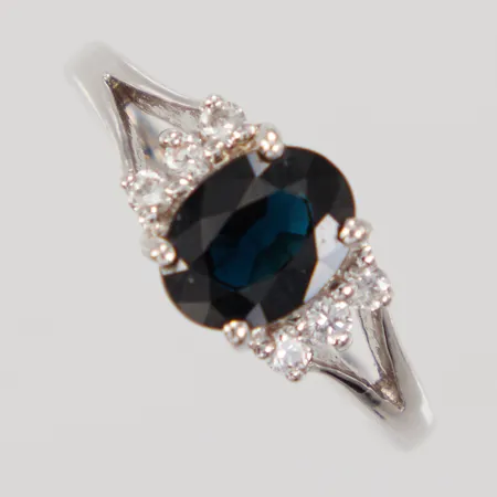 Ring stl 17½, bredd 1,3-8mm, blå sten, vita stenar, 925/1000 silver  Vikt: 2,9 g