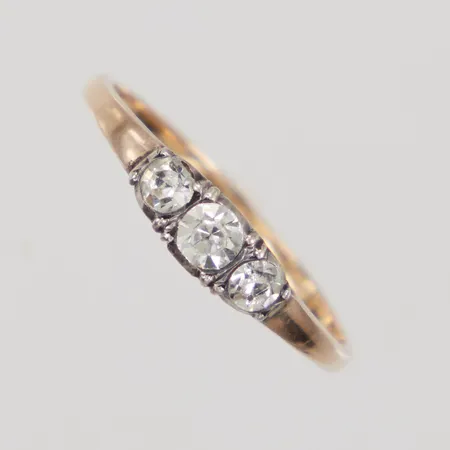 Ring med vita stenar, stl 16½, bredd 1,3-3,8mm, slitna stenar, 18K,  Vikt: 1,5 g
